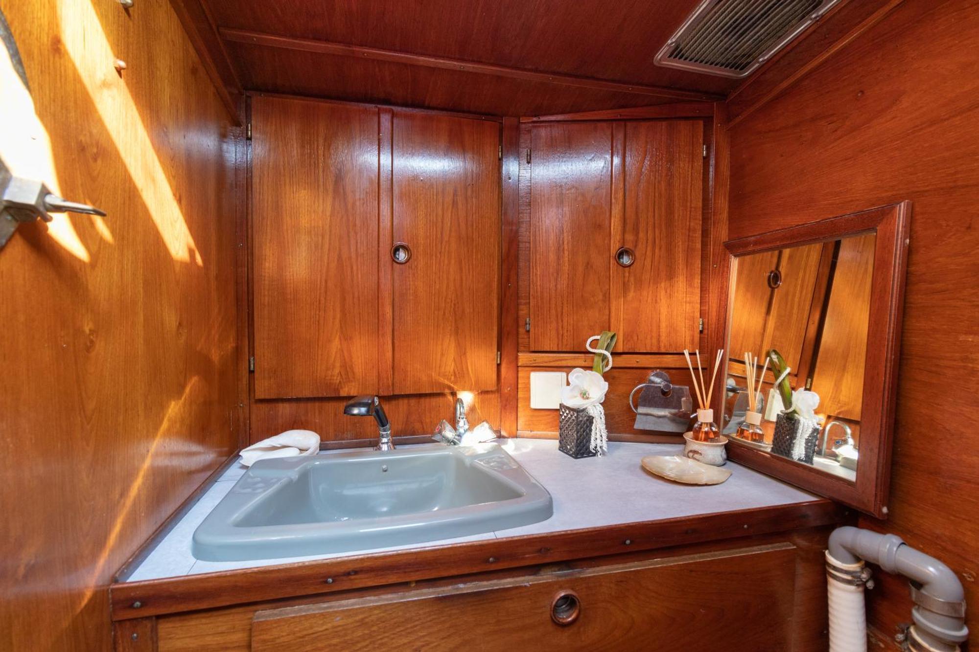 Отель Quo Vadis Yacht Бари Экстерьер фото