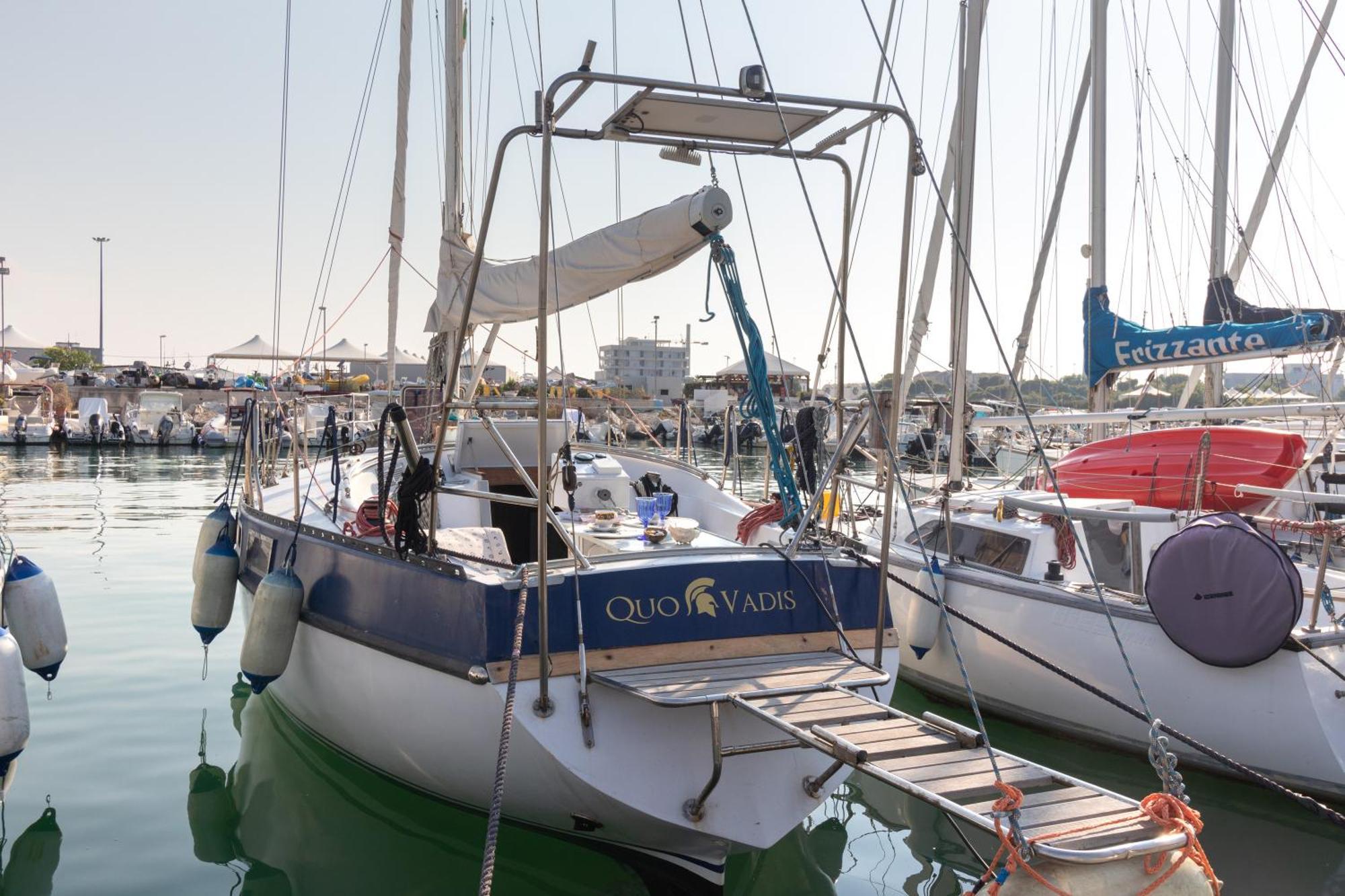 Отель Quo Vadis Yacht Бари Экстерьер фото