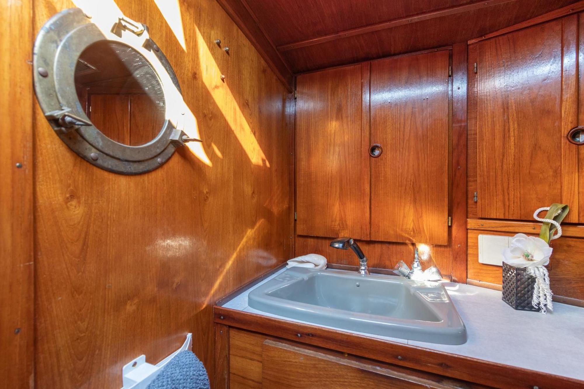 Отель Quo Vadis Yacht Бари Экстерьер фото